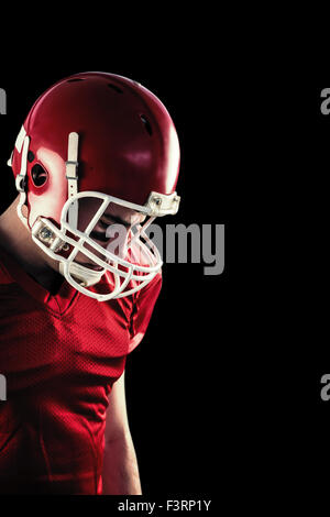 Image composite de joueur de football américain ayant son casque sur la tête. Banque D'Images