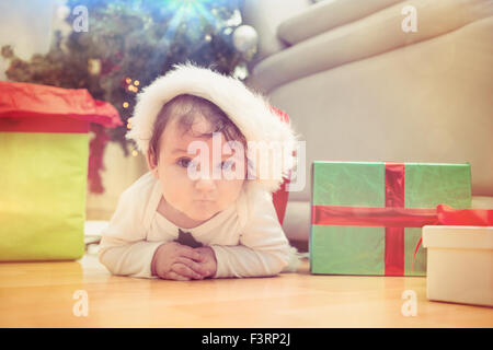 Cute baby boy lying on floor at Christmas Banque D'Images