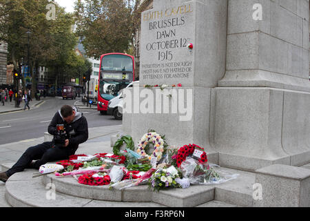 Londres, Royaume-Uni, le 12 Oct, 2015. Tributs floraux à la statue d'Edith Cavell, qui a été infirmière britannique dans la seconde guerre mondiale 1 le traitement des blessés alliés et allemands et du personnel à l'occasion du centenaire depuis son exécution par l'armée allemande pour trahison Crédit : amer ghazzal/Alamy Live News Banque D'Images