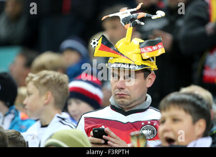 Leipzig, Allemagne. Oct 11, 2015. L'Allemagne fans regarder le championnat d'Europe de football match de qualification entre l'Allemagne et la Géorgie au Red Bull Arena, à Leipzig, Allemagne, 11 octobre 2015. Photo : Jan Woitas/dpa/Alamy Live News Banque D'Images