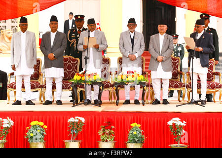 Katmandou, Népal. 12 octobre, 2015. Le premier ministre nouvellement élu Khadga Prashad Oli (1er r, avant) prête serment à Sital Niwas, Katmandou, Népal, 12 octobre, 2015. Le Parti communiste du Népal (marxiste-léniniste) Président Oli, qui a été élu comme le nouveau premier ministre du pays le dimanche, a été assermenté au milieu d'une fonction spéciale à la résidence du président de Sheetal Niwas. © Pratap Thapa/Xinhua/Alamy Live News Banque D'Images