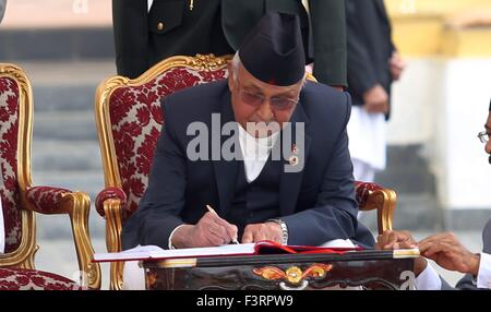 Katmandou, Népal. 12 octobre, 2015. Le premier ministre nouvellement élu Khadga Prashad Oli signe après la prise de serment au Sital Niwas, Katmandou, Népal, 12 octobre, 2015. Le Parti communiste du Népal (marxiste-léniniste) Président Oli, qui a été élu comme le nouveau premier ministre du pays le dimanche, a été assermenté au milieu d'une fonction spéciale à la résidence du président de Sheetal Niwas. © Pratap Thapa/Xinhua/Alamy Live News Banque D'Images