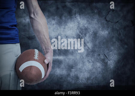 Image composite du milieu des sports player holding ball Banque D'Images