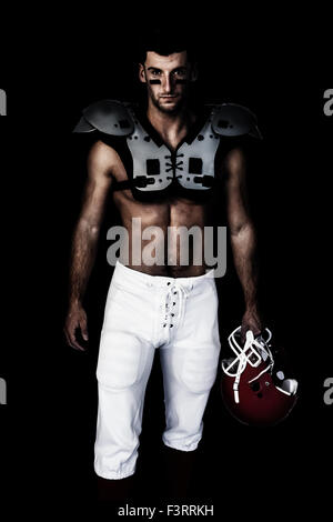 Image composite de portrait de joueur de rugby portant épaulettes et holding helmet Banque D'Images