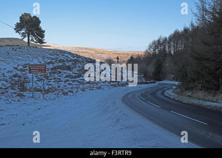 Les routes rurales d'enroulement en hiver, le parc national de Northumberland, North Tyne Valley, Northumberland, England, UK. Banque D'Images