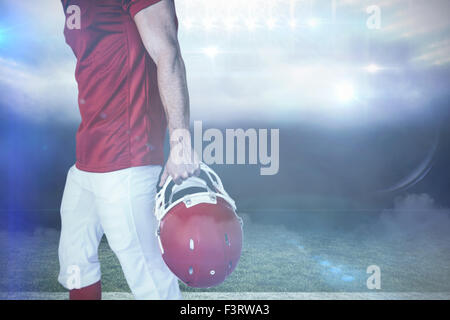 Image composite du milieu du rugby joueur tenant le casque Banque D'Images