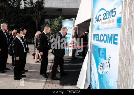 Israël. 12 octobre, 2015. Le 66e Congrès astronautique international 2015 s'ouvre au Centre International de Conférences à Jérusalem qui a réuni plus de 2 000 participants de 60 nations y compris les chefs des agences spatiales et 15 astronautes. Credit : Alon Nir/Alamy Live News Banque D'Images