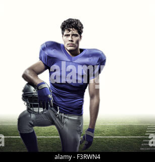 Image composite de portrait de joueur de football américain déterminé avec la main sur le casque Banque D'Images