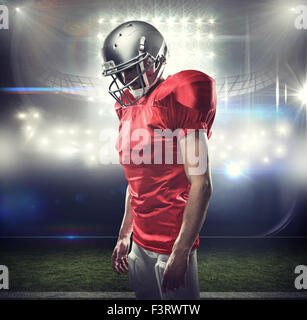 Image composite de joueur de football américain en jersey rouge à la bas Banque D'Images