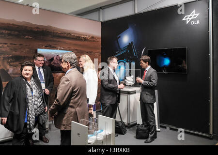 Israël. 12 octobre, 2015. Allemagne DLR mans un stand au Centre International de Conférences à Jérusalem comme le 66ème Congrès International d'Astronautique 2015 ouvre réunissant plus de 2 000 participants de 60 nations y compris les chefs des agences spatiales et 15 astronautes. Credit : Alon Nir/Alamy Live News Banque D'Images