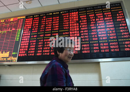 Hangzhou, Chine. 12 octobre, 2015. Un citoyen est perçu à un marché de stocks à Hangzhou, Zhejiang Province de Chine orientale, le 12 octobre 2015. L'indice Shanghai Composite Index a augmenté de 3,28  % pour terminer à 3 287,66 points, lundi. La composante de Shenzhen a progressé de 4 pour cent pour clôturer à 10 961,36 points. Source : Xinhua/Alamy Live News Banque D'Images