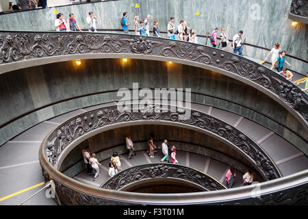 Les touristes marchant dans une rampe en spirale dans les Musées du Vatican. Banque D'Images