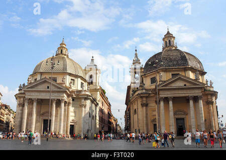 Le "twin" églises de Santa Maria in Montesanto (à gauche) et Santa Maria dei Miracoli (à droite), la Piazza del Popolo. Banque D'Images