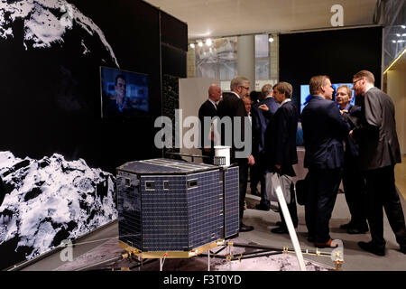 Jérusalem, Israël. 12 octobre, 2015. Les visiteurs du stand, à l'Allemagne DLR IAC Congrès astronautique international à Jérusalem, Israël le 12 octobre 2015. Le secteur spatial Israël a considérablement développé et élargi ces dernières années dans divers domaines d'intérêt. Le Président israélien Reuven Rivlin, ainsi que des représentants de Google et de l'espace israélien une Spacell engineering company, a annoncé la semaine dernière qu'Israël prévoit de terrain d''une sonde sur la lune avant la fin de 2017. Credit : Eddie Gerald/Alamy Live News Banque D'Images