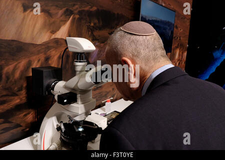 Jérusalem, Israël. 12 octobre, 2015. Un Juif israélien visiteur à l'Institut allemand de recherche planétaire stand lors de l'IAC Congrès astronautique international à Jérusalem, Israël le 12 octobre 2015. Le secteur spatial Israël a considérablement développé et élargi ces dernières années dans divers domaines d'intérêt. Le Président israélien Reuven Rivlin, ainsi que des représentants de Google et de l'espace israélien une Spacell engineering company, a annoncé la semaine dernière qu'Israël prévoit de terrain d''une sonde sur la lune avant la fin de 2017. Credit : Eddie Gerald/Alamy Live News Banque D'Images