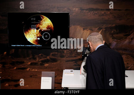 Jérusalem, Israël. 12 octobre, 2015. Un Juif israélien visiteur à l'Institut allemand de recherche planétaire stand lors de l'IAC Congrès astronautique international à Jérusalem, Israël le 12 octobre 2015. Le secteur spatial Israël a considérablement développé et élargi ces dernières années dans divers domaines d'intérêt. Le Président israélien Reuven Rivlin, ainsi que des représentants de Google et de l'espace israélien une Spacell engineering company, a annoncé la semaine dernière qu'Israël prévoit de terrain d''une sonde sur la lune avant la fin de 2017. Credit : Eddie Gerald/Alamy Live News Banque D'Images