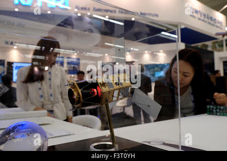 Jérusalem, Israël. 12 octobre, 2015. Une miniature modèle satellite affichée à l'Institut de recherche aérospatiale de Corée stand lors de l'IAC Congrès astronautique international à Jérusalem, Israël le 12 octobre 2015. Le secteur spatial Israël a considérablement développé et élargi ces dernières années dans divers domaines d'intérêt. Le Président israélien Reuven Rivlin, ainsi que des représentants de Google et de l'espace israélien une Spacell engineering company, a annoncé la semaine dernière qu'Israël prévoit de terrain d''une sonde sur la lune avant la fin de 2017. Credit : Eddie Gerald/Alamy Live News Banque D'Images