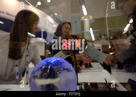 Jérusalem, Israël. 12 octobre, 2015. Une miniature modèle satellite affichée à l'Institut de recherche aérospatiale de Corée stand lors de l'IAC Congrès astronautique international à Jérusalem, Israël le 12 octobre 2015. Le secteur spatial Israël a considérablement développé et élargi ces dernières années dans divers domaines d'intérêt. Le Président israélien Reuven Rivlin, ainsi que des représentants de Google et de l'espace israélien une Spacell engineering company, a annoncé la semaine dernière qu'Israël prévoit de terrain d''une sonde sur la lune avant la fin de 2017. Credit : Eddie Gerald/Alamy Live News Banque D'Images