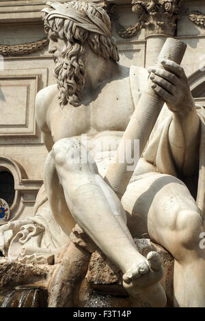 Sculpture du dieu fleuve Gange, partie de Fontana dei Quattro Fiumi (fontaine des Quatre Fleuves) à Piazza Navona, Rome. Banque D'Images