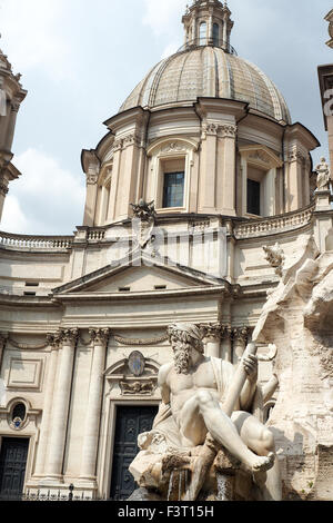 Fontaine des Quatre Fleuves (Fontana dei Quattro Fiumi) à Piazza Navona, et l'église de Sant'Agnese in Agone en arrière-plan. Banque D'Images