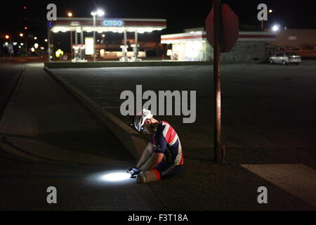 Steven Richardson, l'équipe de bataille en arrière, se prépare à des manèges de checkpoint 39 au cours de la Race Across America ultrmarathon course cycliste. La course qui a débuté le 12 juin dans la région de Oceanside, Californie s'achèvera à Annapolis, Maryland bataille dos est une équipe de guerriers blessés de l'armée britannique. Banque D'Images