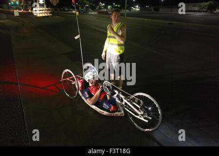 Steven Richardson, l'équipe de bataille en arrière, se prépare à des manèges de checkpoint 39 au cours de la Race Across America ultrmarathon course cycliste. La course qui a débuté le 12 juin dans la région de Oceanside, Californie s'achèvera à Annapolis, Maryland bataille dos est une équipe de guerriers blessés de l'armée britannique. David Barrow contribue à faciliter. Banque D'Images