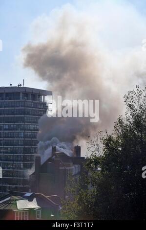 Un incendie majeur a commencé environ 13:00h à l'Université de Bristol chambres d'étudiants, 33 rue Colston, Bristol, Angleterre, 12 octobre 2015, abordé par Avon Fire & Rescue Services avec deux échelle de pompiers et plus de quatre autres moteurs. L'emplacement est entre la Colston Hall et Griffin Pub près de la jonction de Colston Street et Trenchard Street et ces routes ont été fermées pour les deux véhicules et les piétons. L'incendie a complètement détruit la totalité de la longueur du pavillon et du dernier étage. Crédit : Charles Stirling/Alamy Live News Banque D'Images