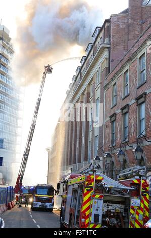 Un incendie majeur a commencé environ 13:00h à l'Université de Bristol chambres d'étudiants, 33 rue Colston, Bristol, Angleterre, 12 octobre 2015, abordé par Avon Fire & Rescue Services avec deux échelle de pompiers et plus de quatre autres moteurs. L'emplacement est entre la Colston Hall et Griffin Pub près de la jonction de Colston Street et Trenchard Street et ces routes ont été fermées pour les deux véhicules et les piétons. L'incendie a complètement détruit la totalité de la longueur du pavillon et du dernier étage. Crédit : Charles Stirling/Alamy Live News Banque D'Images