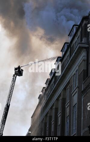 Un incendie majeur a commencé environ 13:00h à l'Université de Bristol chambres d'étudiants, 33 rue Colston, Bristol, Angleterre, 12 octobre 2015, abordé par Avon Fire & Rescue Services avec deux échelle de pompiers et plus de quatre autres moteurs. L'emplacement est entre la Colston Hall et Griffin Pub près de la jonction de Colston Street et Trenchard Street et ces routes ont été fermées pour les deux véhicules et les piétons. L'incendie a complètement détruit la totalité de la longueur du pavillon et du dernier étage. Crédit : Charles Stirling/Alamy Live News Banque D'Images