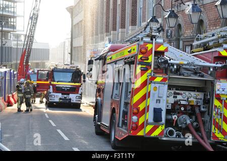 Un incendie majeur a commencé environ 13:00h à l'Université de Bristol chambres d'étudiants, 33 rue Colston, Bristol, Angleterre, 12 octobre 2015, abordé par Avon Fire & Rescue Services avec deux échelle de pompiers et plus de quatre autres moteurs. L'emplacement est entre la Colston Hall et Griffin Pub près de la jonction de Colston Street et Trenchard Street et ces routes ont été fermées pour les deux véhicules et les piétons. L'incendie a complètement détruit la totalité de la longueur du pavillon et du dernier étage. Crédit : Charles Stirling/Alamy Live News Banque D'Images