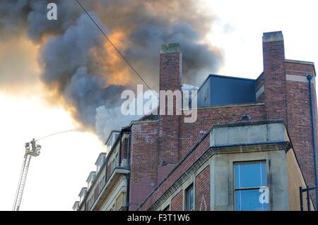 Un incendie majeur a commencé environ 13:00h à l'Université de Bristol chambres d'étudiants, 33 rue Colston, Bristol, Angleterre, 12 octobre 2015, abordé par Avon Fire & Rescue Services avec deux échelle de pompiers et plus de quatre autres moteurs. L'emplacement est entre la Colston Hall et Griffin Pub près de la jonction de Colston Street et Trenchard Street et ces routes ont été fermées pour les deux véhicules et les piétons. L'incendie a complètement détruit la totalité de la longueur du pavillon et du dernier étage. Crédit : Charles Stirling/Alamy Live News Banque D'Images