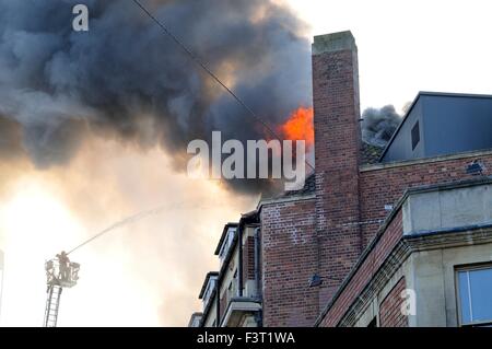 Un incendie majeur a commencé environ 13:00h à l'Université de Bristol chambres d'étudiants, 33 rue Colston, Bristol, Angleterre, 12 octobre 2015, abordé par Avon Fire & Rescue Services avec deux échelle de pompiers et plus de quatre autres moteurs. L'emplacement est entre la Colston Hall et Griffin Pub près de la jonction de Colston Street et Trenchard Street et ces routes ont été fermées pour les deux véhicules et les piétons. L'incendie a complètement détruit la totalité de la longueur du pavillon et du dernier étage. Crédit : Charles Stirling/Alamy Live News Banque D'Images