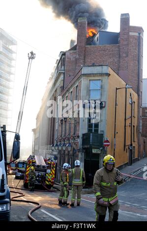 Un incendie majeur a commencé environ 13:00h à l'Université de Bristol chambres d'étudiants, 33 rue Colston, Bristol, Angleterre, 12 octobre 2015, abordé par Avon Fire & Rescue Services avec deux échelle de pompiers et plus de quatre autres moteurs. L'emplacement est entre la Colston Hall et Griffin Pub près de la jonction de Colston Street et Trenchard Street et ces routes ont été fermées pour les deux véhicules et les piétons. L'incendie a complètement détruit la totalité de la longueur du pavillon et du dernier étage. Crédit : Charles Stirling/Alamy Live News Banque D'Images