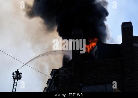 Un incendie majeur a commencé environ 13:00h à l'Université de Bristol chambres d'étudiants, 33 rue Colston, Bristol, Angleterre, 12 octobre 2015, abordé par Avon Fire & Rescue Services avec deux échelle de pompiers et plus de quatre autres moteurs. L'emplacement est entre la Colston Hall et Griffin Pub près de la jonction de Colston Street et Trenchard Street et ces routes ont été fermées pour les deux véhicules et les piétons. L'incendie a complètement détruit la totalité de la longueur du pavillon et du dernier étage. Crédit : Charles Stirling/Alamy Live News Banque D'Images