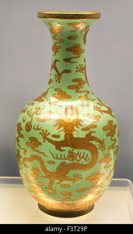 Vase avec Golden dragon et de nuages sur fond vert - 1736 Ware Jingdezhen AD 1795 Règne Qianlong de la dynastie Qing ( ) Musée de Shanghai de l'ancien art chinois Chine Banque D'Images