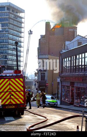 Un incendie majeur a commencé environ 13:00h à l'Université de Bristol chambres d'étudiants, 33 rue Colston, Bristol, Angleterre, 12 octobre 2015, abordé par Avon Fire & Rescue Services avec deux échelle de pompiers et plus de quatre autres moteurs. L'emplacement est entre la Colston Hall et Griffin Pub près de la jonction de Colston Street et Trenchard Street et ces routes ont été fermées pour les deux véhicules et les piétons. L'incendie a complètement détruit la totalité de la longueur du pavillon et du dernier étage. Crédit : Charles Stirling/Alamy Live News Banque D'Images