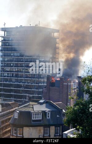 Un incendie majeur a commencé environ 13:00h à l'Université de Bristol chambres d'étudiants, 33 rue Colston, Bristol, Angleterre, 12 octobre 2015, abordé par Avon Fire & Rescue Services avec deux échelle de pompiers et plus de quatre autres moteurs. L'emplacement est entre la Colston Hall et Griffin Pub près de la jonction de Colston Street et Trenchard Street et ces routes ont été fermées pour les deux véhicules et les piétons. L'incendie a complètement détruit la totalité de la longueur du pavillon et du dernier étage. . Crédit : Charles Stirling/Alamy Live News Banque D'Images