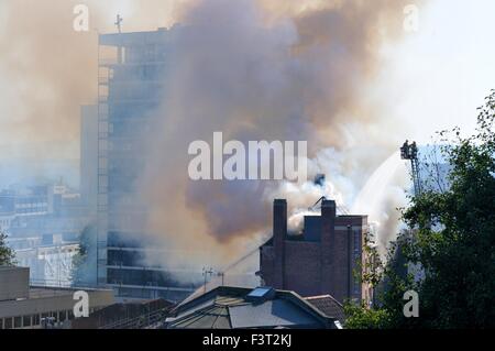 Un incendie majeur a commencé environ 13:00h à l'Université de Bristol chambres d'étudiants, 33 rue Colston, Bristol, Angleterre, 12 octobre 2015, abordé par Avon Fire & Rescue Services avec deux échelle de pompiers et plus de quatre autres moteurs. L'emplacement est entre la Colston Hall et Griffin Pub près de la jonction de Colston Street et Trenchard Street et ces routes ont été fermées pour les deux véhicules et les piétons. L'incendie a complètement détruit la totalité de la longueur du pavillon et du dernier étage. Crédit : Charles Stirling/Alamy Live News Banque D'Images