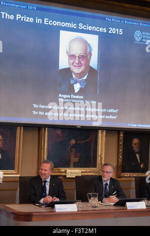 Stockholm. 12 octobre, 2015. Photo prise le 12 octobre 2015 présente le portrait d'Angus Deaton (haut) à Stockholm, en Suède. Le Prix Nobel d'économie 2015, ou officiellement le prix de la Banque de Suède en sciences économiques en mémoire d'Alfred Nobel, a été attribué à l'économiste Angus Deaton 'pour son analyse de la consommation, la pauvreté et le bien-être", a annoncé l'Académie Royale des Sciences de Suède ici lundi. Crédit : Rob Schoenbaum/Xinhua/Alamy Live News Banque D'Images