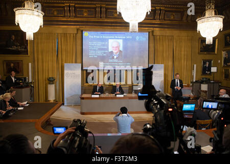 Stockholm. 12 octobre, 2015. Photo prise le 12 octobre 2015 présente le portrait d'Angus Deaton (haut) à Stockholm, en Suède. Le Prix Nobel d'économie 2015, ou officiellement le prix de la Banque de Suède en sciences économiques en mémoire d'Alfred Nobel, a été attribué à l'économiste Angus Deaton 'pour son analyse de la consommation, la pauvreté et le bien-être", a annoncé l'Académie Royale des Sciences de Suède ici lundi. Crédit : Rob Schoenbaum/Xinhua/Alamy Live News Banque D'Images