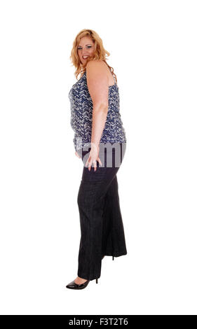 Une photo d'une taille plus femmes isolés pour fond blanc en jeans et talons hauts. Banque D'Images