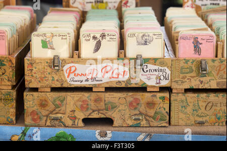 Boîtes de paquets de graines Heirloom en solde lors d'un salon d'automne, au Royaume-Uni Banque D'Images