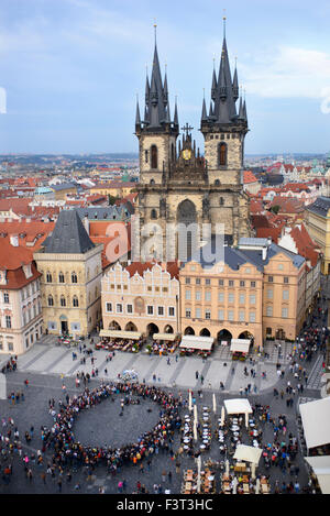 L'église de Notre Dame de Tyn avant et de la place de la vieille ville, Vieille Ville, Prague, République Tchèque Banque D'Images