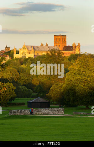 Vue de la cathédrale de Verulamium Park au crépuscule, St Albans, Hertfordshire, Royaume-Uni Banque D'Images