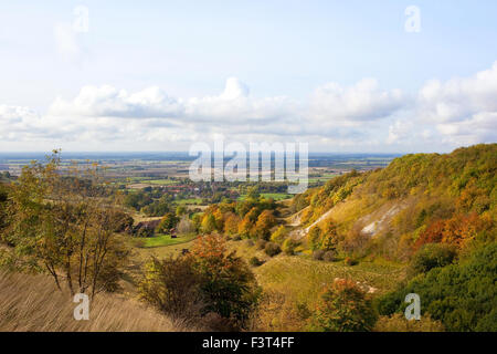 Paysage d'automne en regardant vers la vallée de York d'en haut la vallée pittoresque de Thixendale sur le Yorkshire Wolds en octobre. Banque D'Images