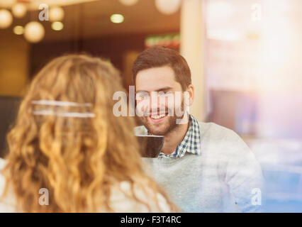 Young couple in cafe Banque D'Images