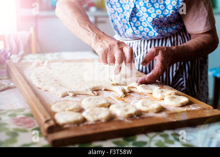 Senior woman baking Banque D'Images