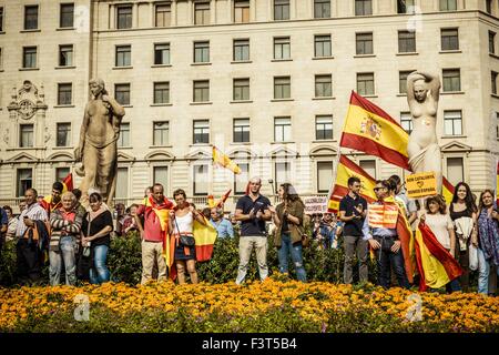 Barcelone, Catalogne, Espagne. 12 octobre, 2015. Les manifestants contre l'indépendance catalane se rassemblent à Barcelone, le "Plaza Catalunya' sur Columbus day Crédit : Matthias Rickenbach/ZUMA/Alamy Fil Live News Banque D'Images