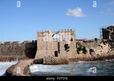 Le Château de Modon à Seagate dans le Péloponnèse grec. De là, une chaussée mène à la Tour de la mer. Banque D'Images