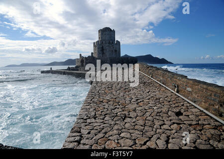 Causeway à la mer tour au château de Modon dans le Péloponnèse grec. Il a été construit pour défendre un port. Banque D'Images